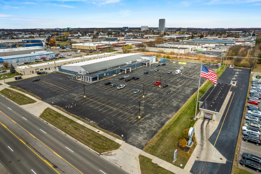 More Photos Of 400 W Maple Rd, Troy Office For Lease