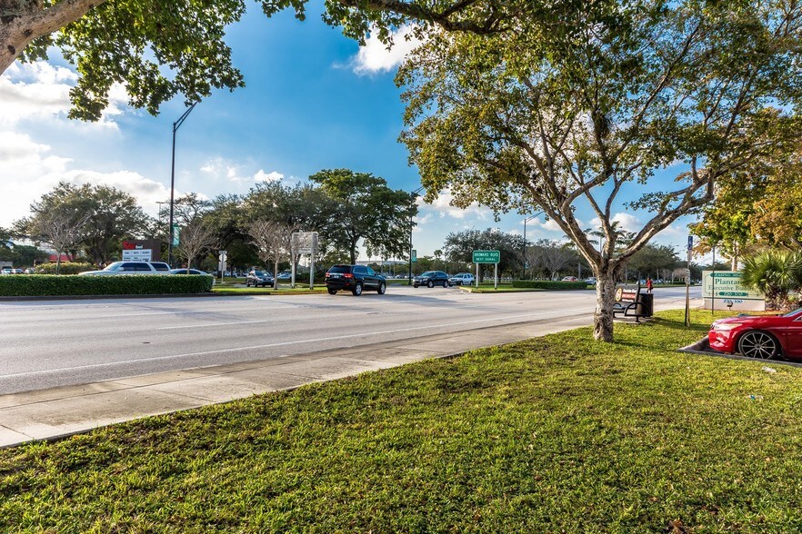 More Photos Of 270-330 S University Dr, Plantation Office For Lease