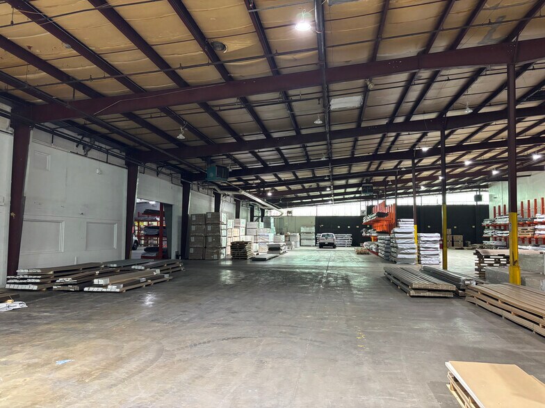 More Photos Of 418 W Lake Ave, Rossville Warehouse For Lease