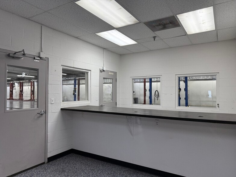 More Photos Of 2660 S Mendenhall Rd, Memphis Auto Repair For Sale