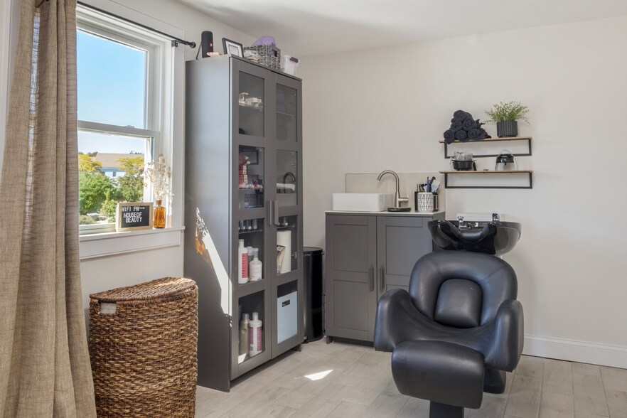 More Photos Of 712 Main St, Hyannis Storefront Retail Office For Sale