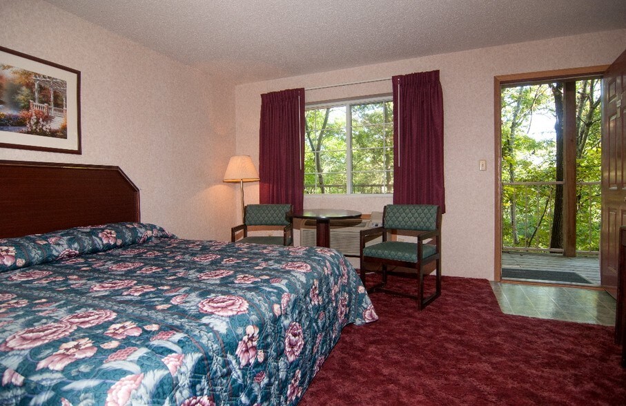 More Photos Of 3043 E Van Buren, Eureka Springs Hotel For Sale