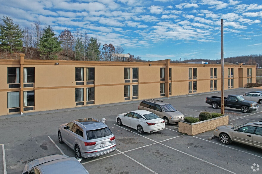 More Photos Of 127 Ontario Dr, Mount Hope Hotel For Sale