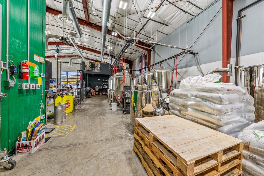 More Photos Of 1863 NW Washington Blvd, Grants Pass General Retail For Sale