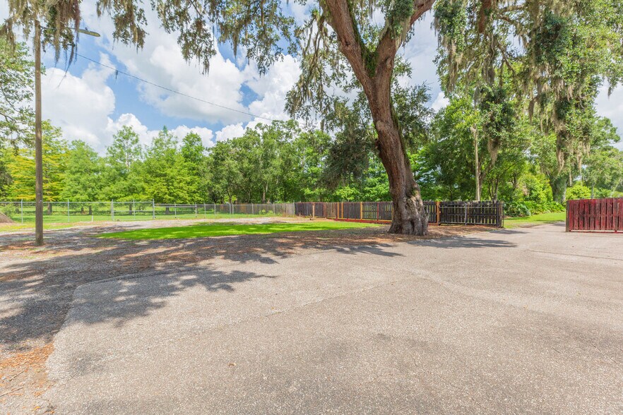 More Photos Of 13815 21st St, Dade City Auto Dealership For Sale