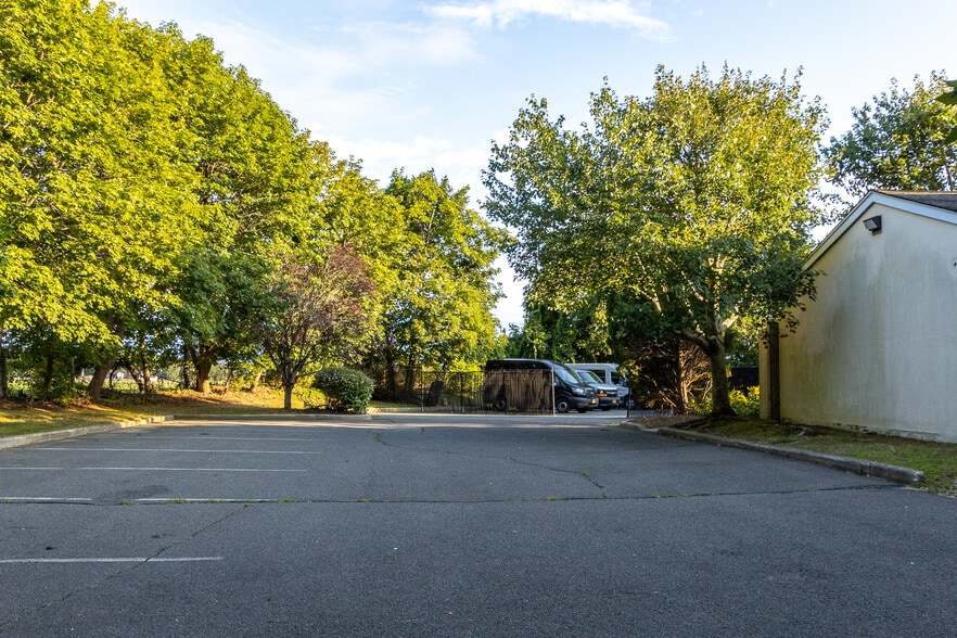 More Photos Of 446 Edwards Ave, Calverton Flex For Lease