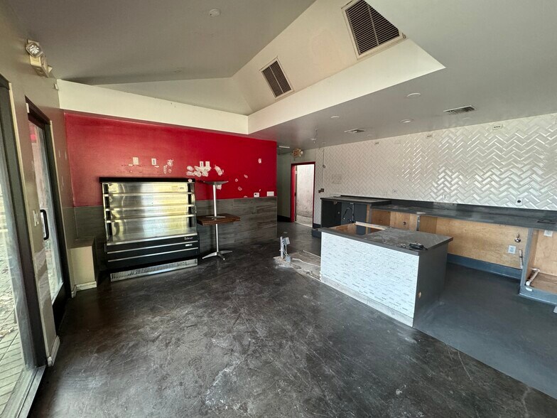 More Photos Of 4001 W Riverside Dr, Burbank Storefront For Lease