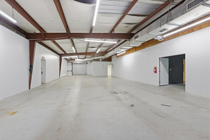 More Photos Of 623 Pleasant St, Lake Helen Flex For Lease