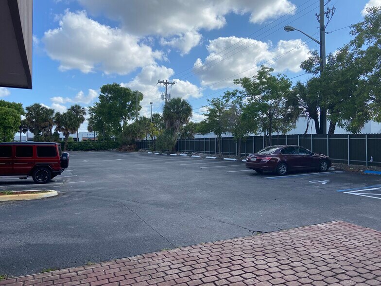 More Photos Of 4121-4141 NW 5th St, Plantation Medical For Sale