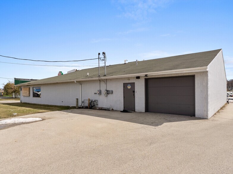 More Photos Of 1930 E Mason St, Green Bay Freestanding For Lease