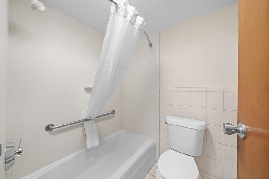 More Photos Of 21700 West Rd, Woodhaven Hotel For Sale