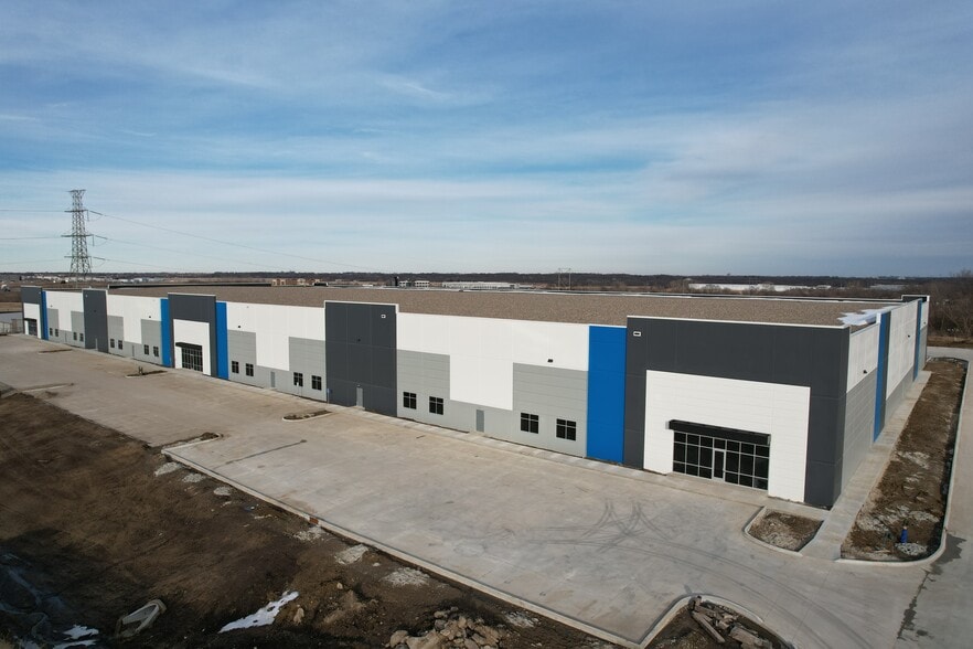 More Photos Of 7055-7125 SE Delaware Ave, Ankeny Distribution For Lease