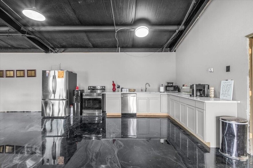 More Photos Of 3206 W Us Highway 377, Granbury Flex For Sale