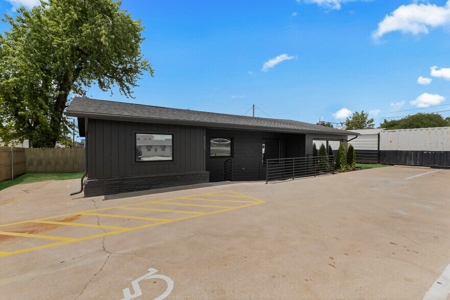 More Photos Of 836 N 1st St, Broken Arrow Coworking Space