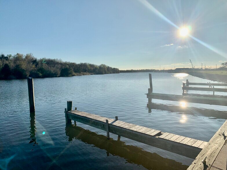 More Photos Of 220 W Bayshore Rd, Anahuac Marina For Sale