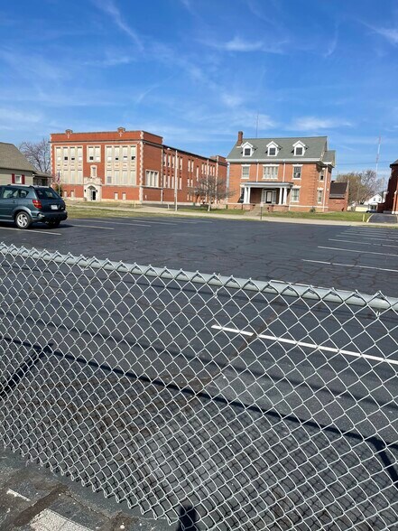 More Photos Of 2007 W Franklin St, Evansville Office For Lease