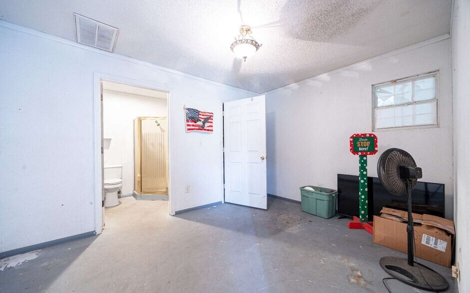 More Photos Of 6101 County Road 136, Live Oak Warehouse For Lease