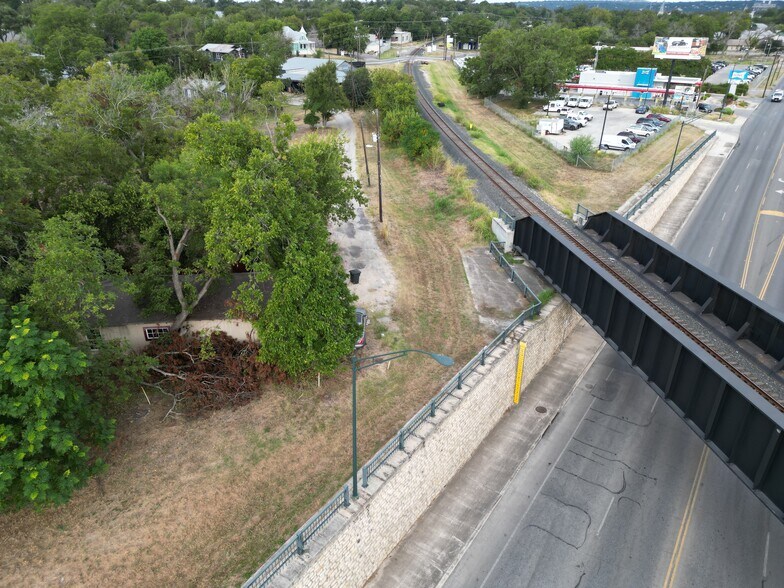 More Photos Of 136 W Nacogdoches St, New Braunfels Service For Sale