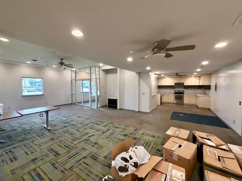 More Photos Of 405 Lake Ave, Gothenburg Distribution For Sale