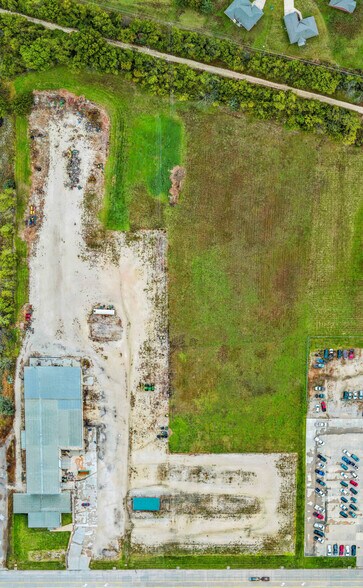 More Photos Of 2701 N State St, Iola Showroom For Sale