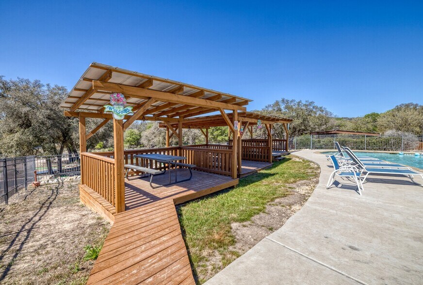 More Photos Of 49 Encino Dr, Concan Convenience Store For Sale