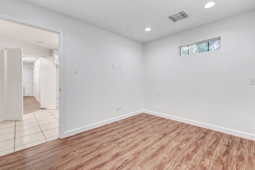 More Photos Of 1324 Avenue D, Katy Medical For Sale