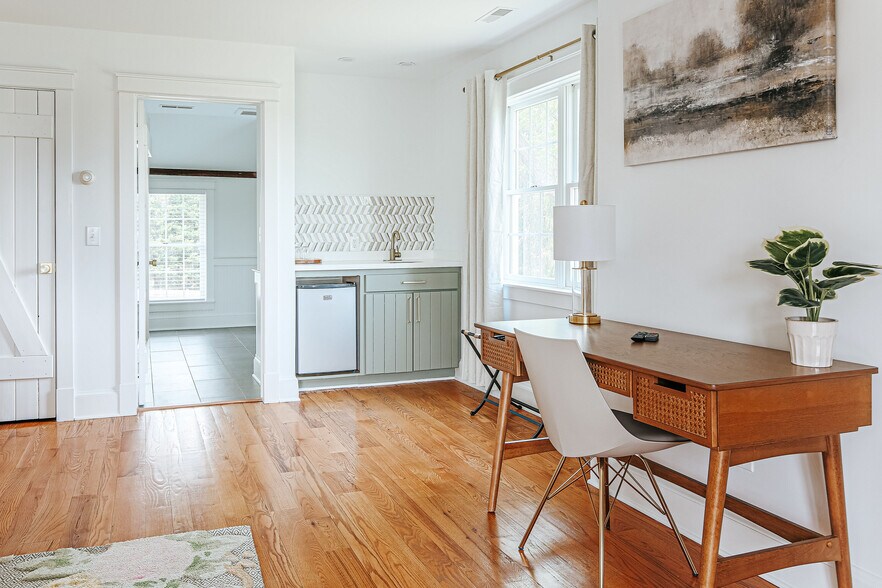 More Photos Of 1329 Commerce Rd, Staunton Hotel For Sale