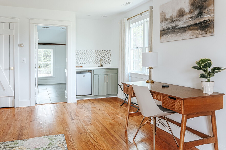 More Photos Of 1329 Commerce Rd, Staunton Hotel For Sale