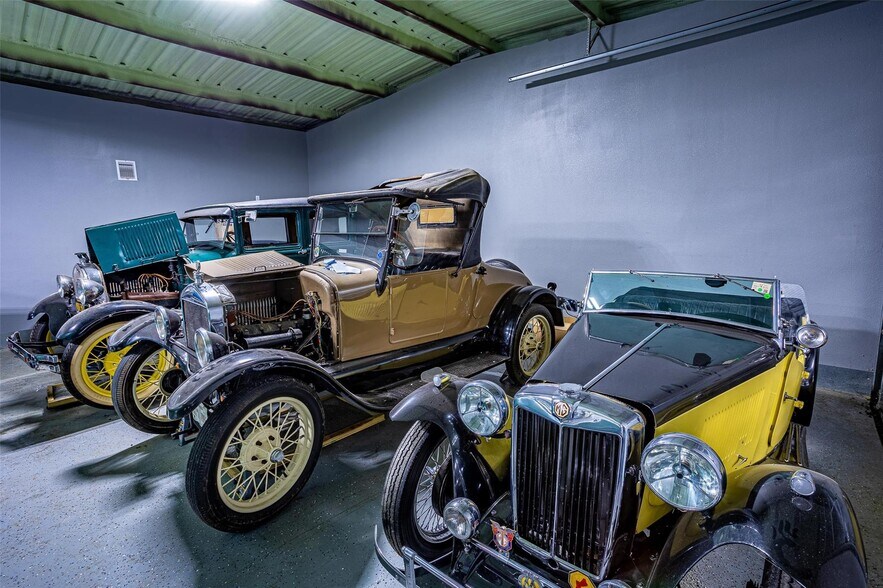 More Photos Of 18723 Mirror Lake Dr, Spring Warehouse For Sale