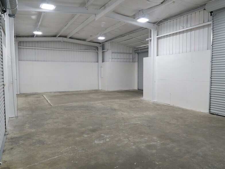 More Photos Of 5638 Star Ln, Houston Auto Dealership For Lease