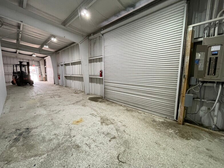 More Photos Of 7050 Pennsylvania St, Fort Myers Warehouse For Lease