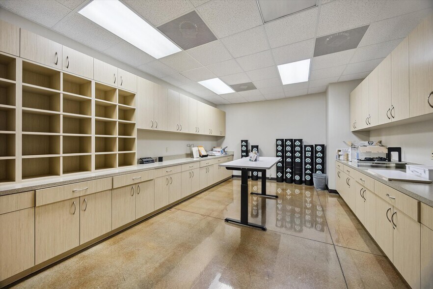 More Photos Of 6950 W 43rd St, Houston Loft Creative Space For Lease