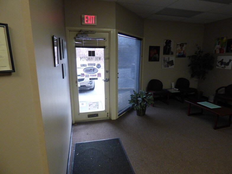 More Photos Of 8-20 Worthington Access Dr, Maryland Heights Flex For Lease