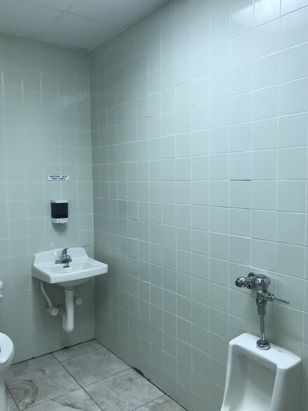 More Photos Of 7635 Ley Rd, Houston Freestanding For Sale