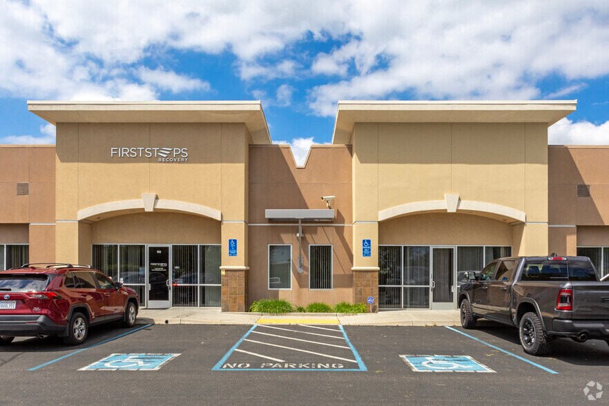 More Photos Of 2101 Herndon Ave, Clovis Unknown For Lease