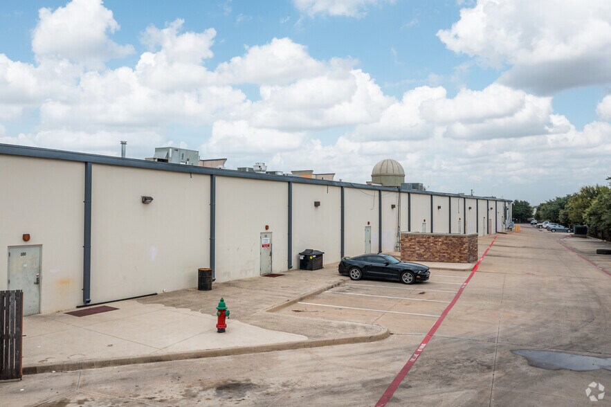 More Photos Of 5000 Western Center Blvd, Fort Worth Unknown For Lease