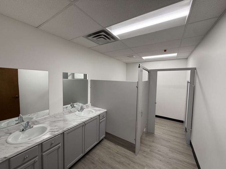 More Photos Of 935 Avenue R, Grand Prairie Distribution For Lease