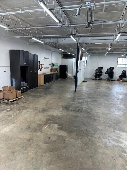 More Photos Of 4868 Victor St, Jacksonville Manufacturing For Lease