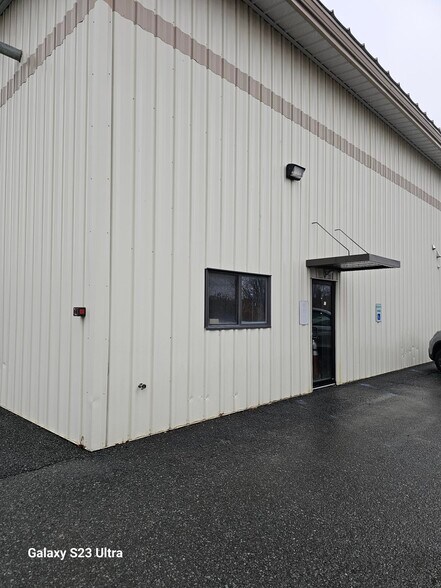 More Photos Of 35 Hamilton Ln, Glenmont Warehouse For Lease