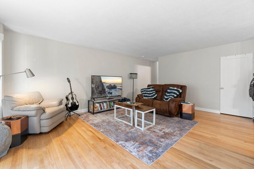More Photos Of 50 Northshore Rd, Lake Oswego Apartments For Sale