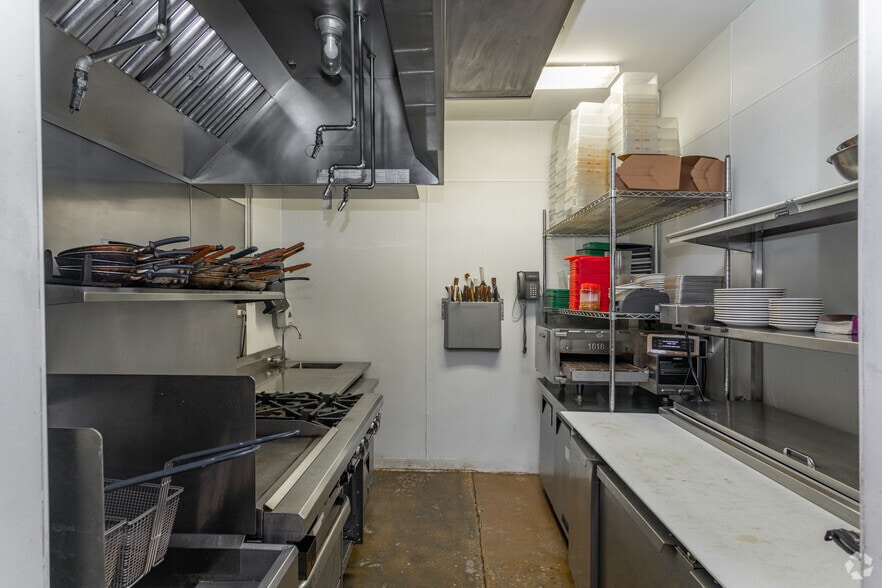 More Photos Of 312 W Chestnut St, Chicago Hotel For Lease