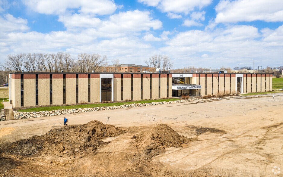 More Photos Of 2042 Wooddale Dr, Woodbury Office For Lease