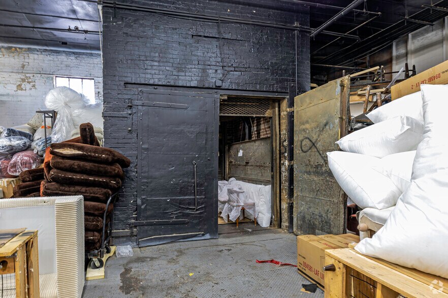 More Photos Of 830 Barry St, Bronx Warehouse For Lease