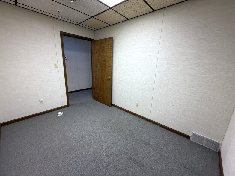More Photos Of 305 N Mason St, Carrollton Office For Sale