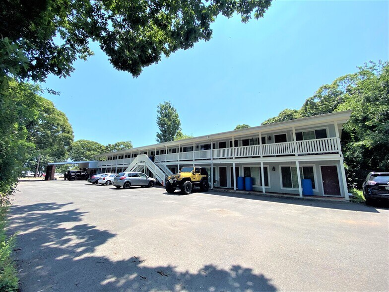 More Photos Of 411 W Lake Dr, Montauk Hotel For Sale