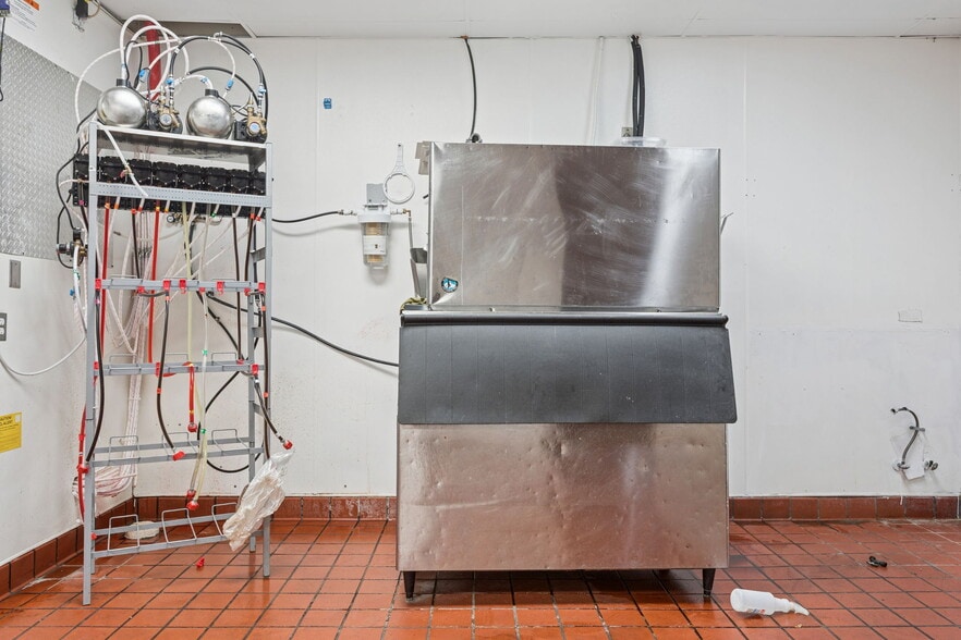 More Photos Of 6620 E Dr Martin Luther King Jr Blvd, Tampa Fast Food For Lease