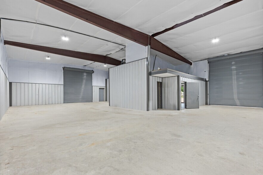 More Photos Of 7031 TX-75, Huntsville Manufacturing For Lease