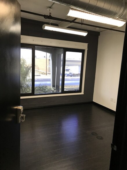 More Photos Of 1919 Vineburn Ave, Los Angeles Warehouse For Lease