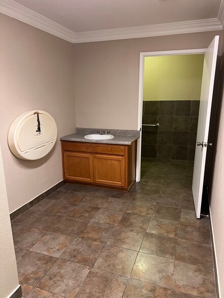 More Photos Of 444 Broadway Ave, Atwater Freestanding For Sale