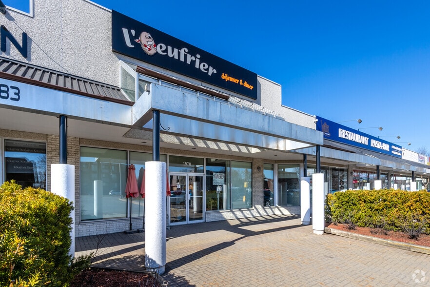 More Photos Of 1946-1990 Boul Le Corbusier, Laval Freestanding For Lease